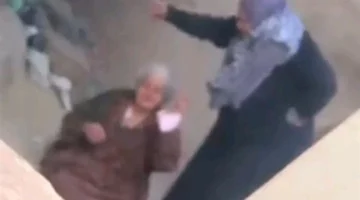 واقعة غريبة.. سيدة تعتدي على ابنتها الوحيدة التي تتولى رعايتها بالكامل